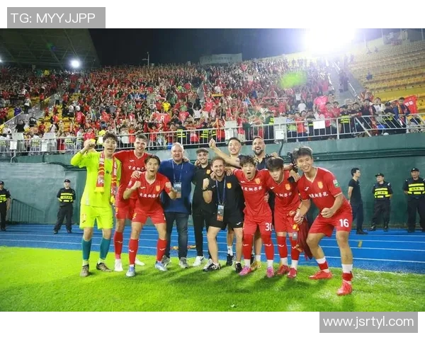 广州足球队配合问题引发热议球迷与专家各执己见探讨战术调整